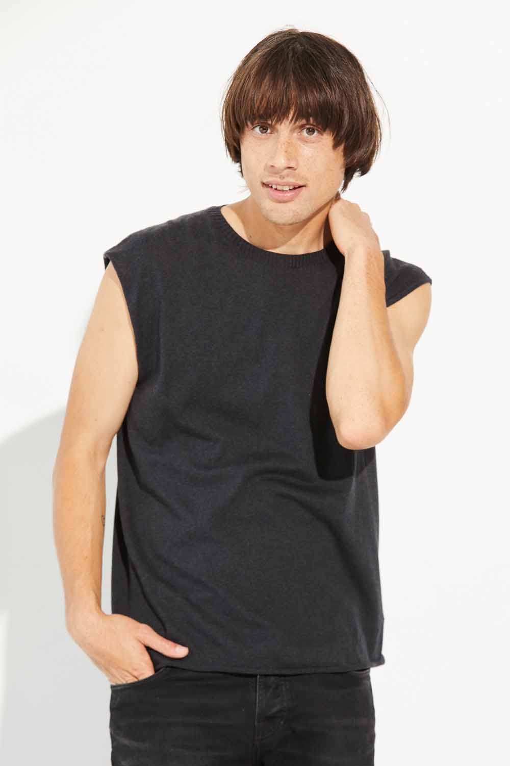 A man wearing a charcoal-coloured Standard Issue Cotton Kiri Tank.